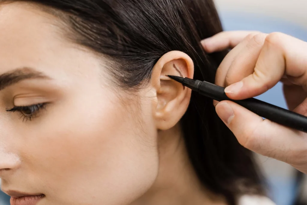 Modern klinikte kepçe kulak estetiği danışmanlığı ve otoplasti bilgilendirme süreci.